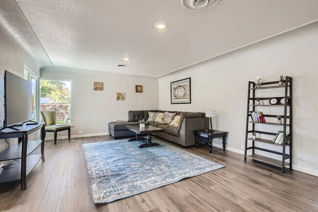 Building Photo - $0 DEPOSIT OPTION. STUNNING 3BED/2BATH DUPLEX IN BERKELEY NEIGHBORHOOD