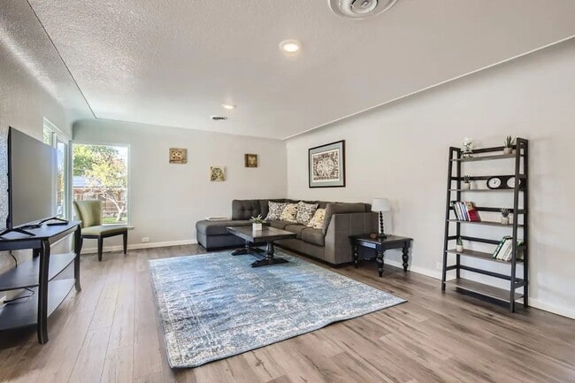 Foto del edificio - $0 DEPOSIT OPTION. STUNNING 3BED/2BATH DUPLEX IN BERKELEY NEIGHBORHOOD
