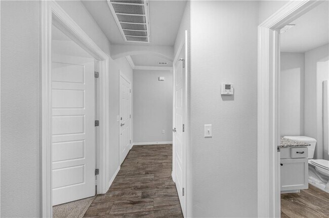 Foto del edificio - 4559 W Barhem Dr