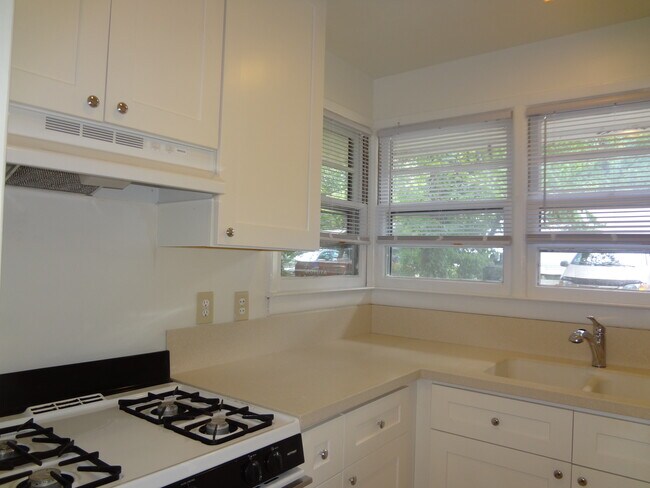 Kitchen with Shaker cabinets, solid counters and gas stove - 117 Purefoy Rd