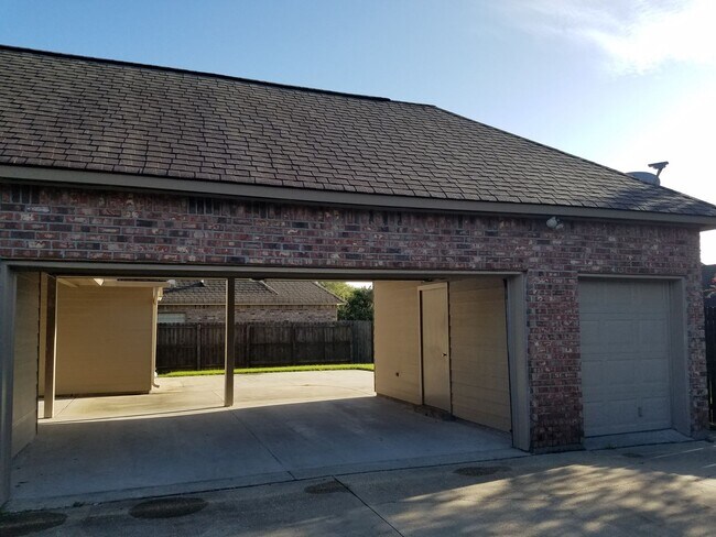 Foto del edificio - 4 Bedroom in Dutchtown with fenced rear ya...