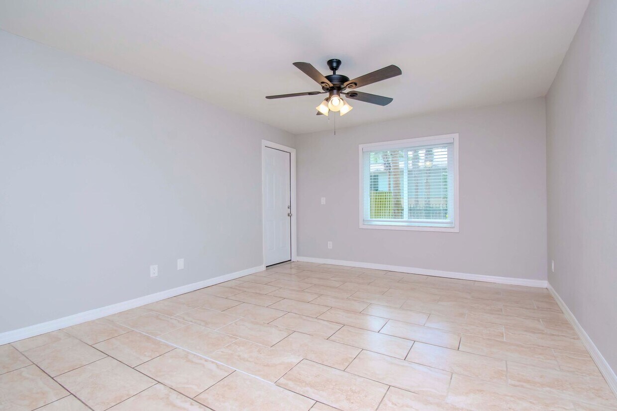Foto principal - 2/2 Condo Downstairs in Heart of Brandon @...