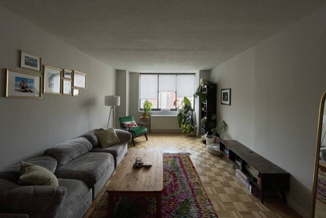 Building Photo - 225 E 95th St