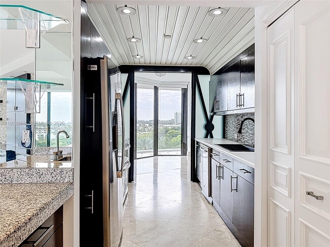 Building Photo - 2800 Island Blvd