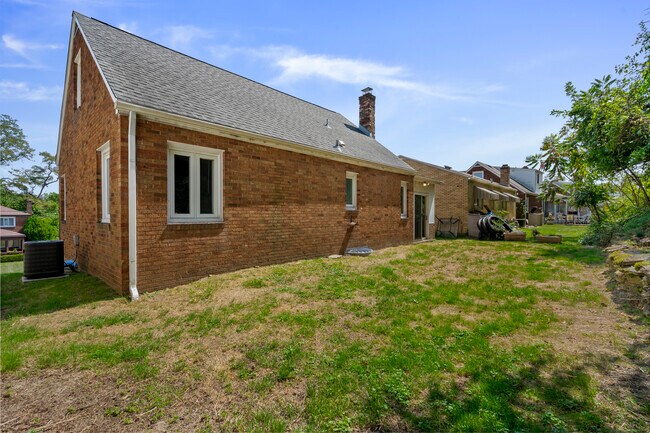 Building Photo - 219 Carmella Dr