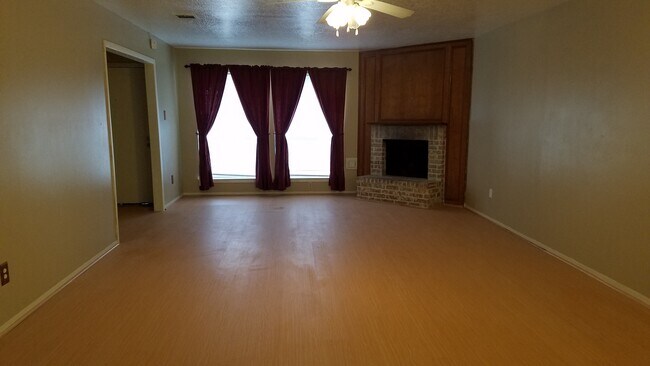 Building Photo - 10815 Sugar Hill Dr