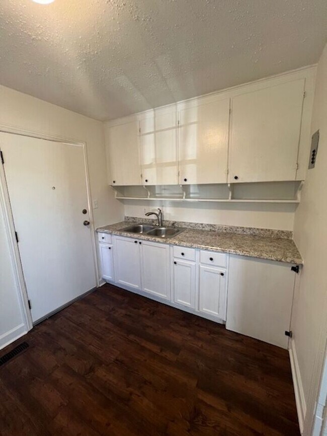 Foto del edificio - Newly Remodeled 2/1 Single Family House in...