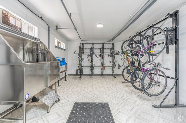 Almacenamiento para bicicletas y lavado de perros - Manhattan Apartments