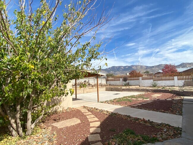 Foto del edificio - 11213 Chico Rd NE