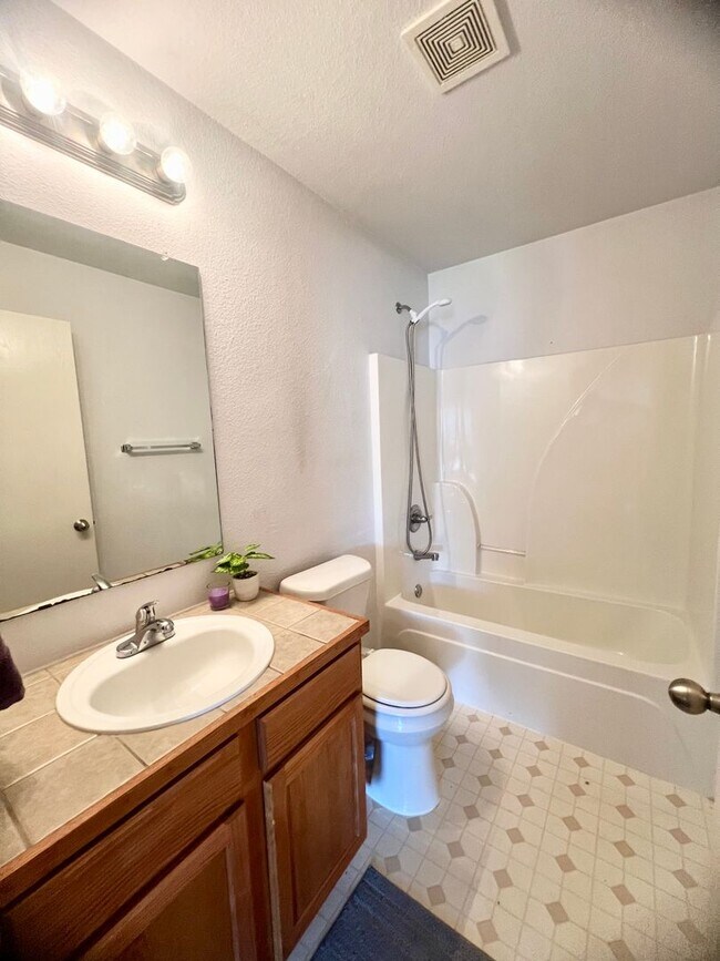 Foto del edificio - 3 bedroom, 2 bath home for lease on corner...