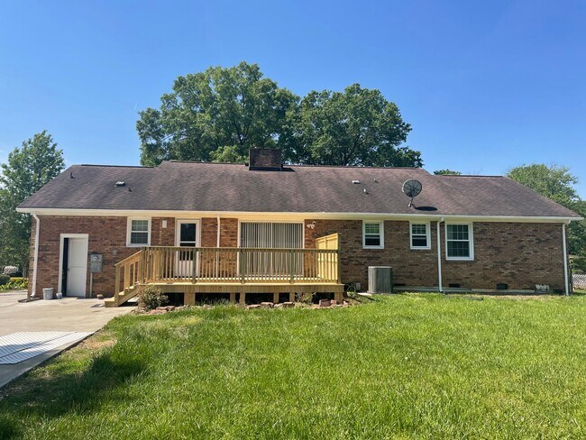 Foto del edificio - 7327 Meadowdale Ln