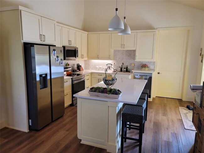 Foto del edificio - 1248 Lakeshore Dr