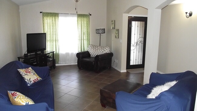 Building Photo - Northeast El Paso/Sandstone Ranch 4 bed with Refrig A/C!