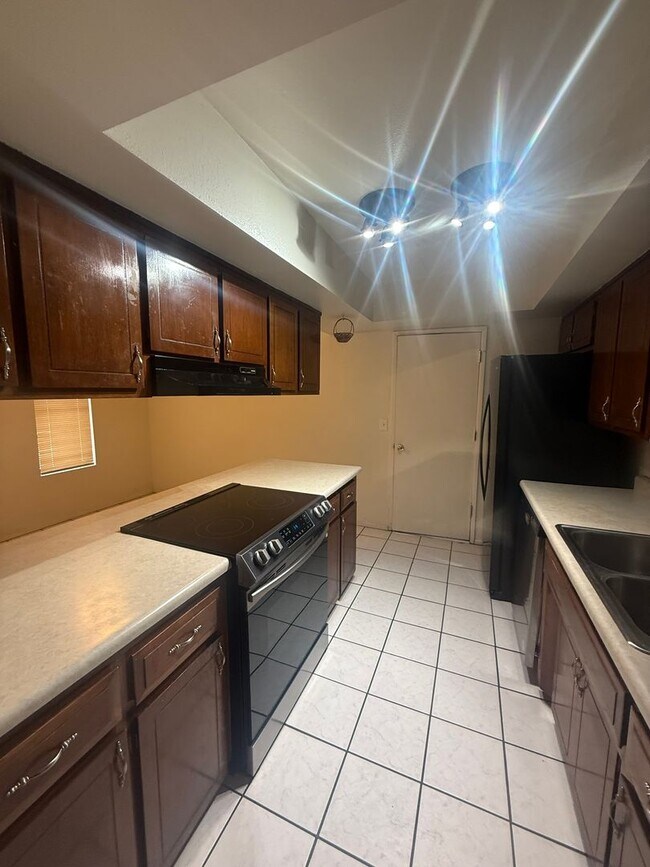 Building Photo - 3 Bedroom 2 Bathroom Home