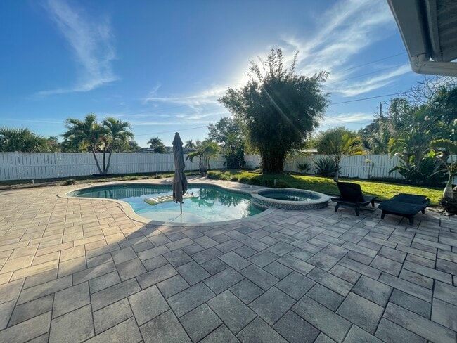 Building Photo - 1111 Montezuma Dr