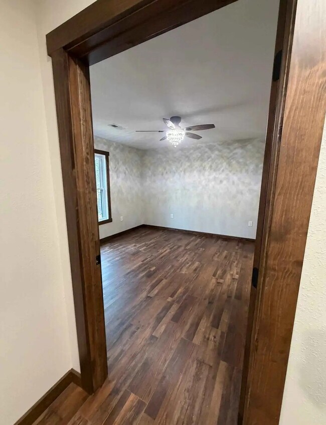 Building Photo - 905 W Broadway St