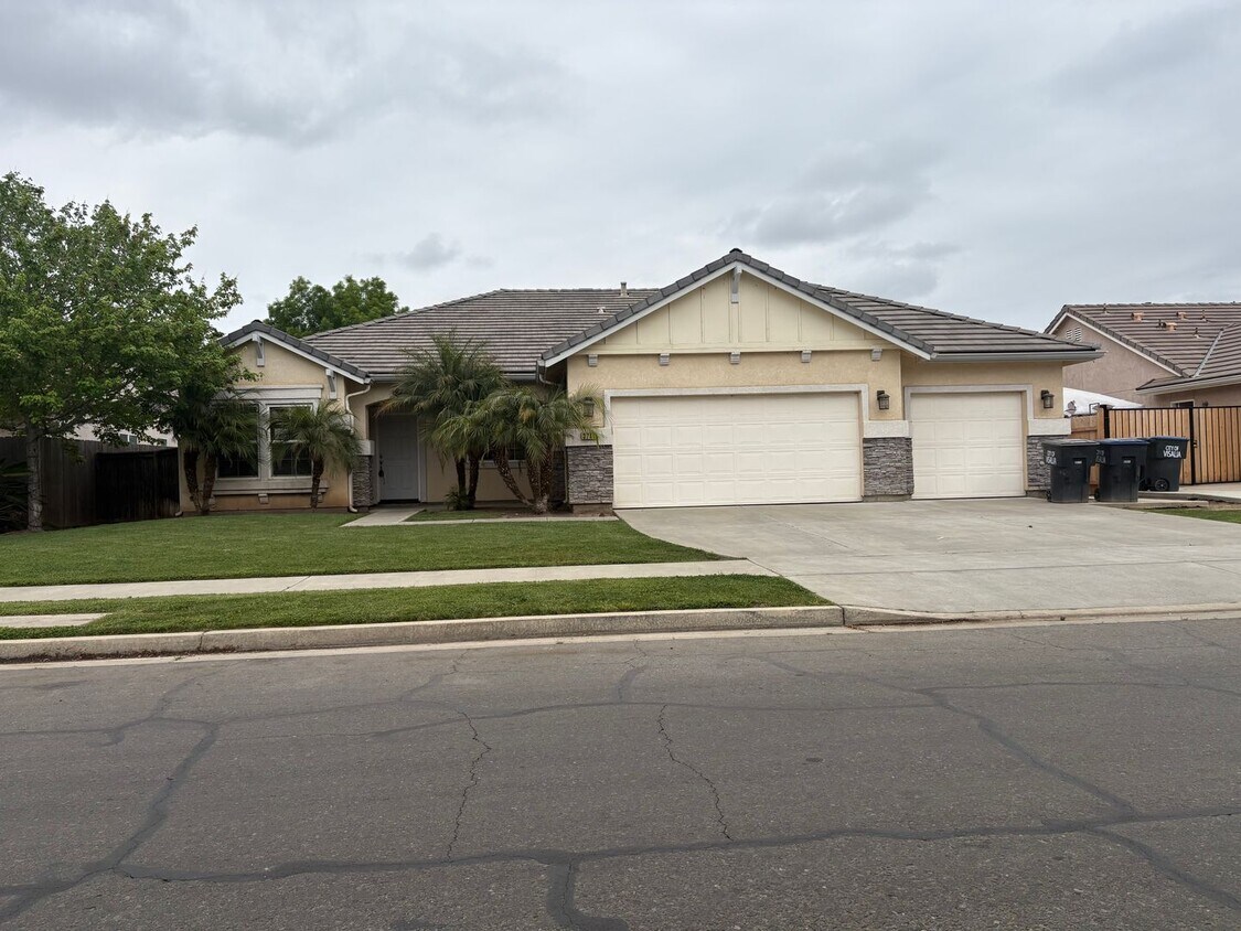 Foto principal - NW Visalia Home Available Now!