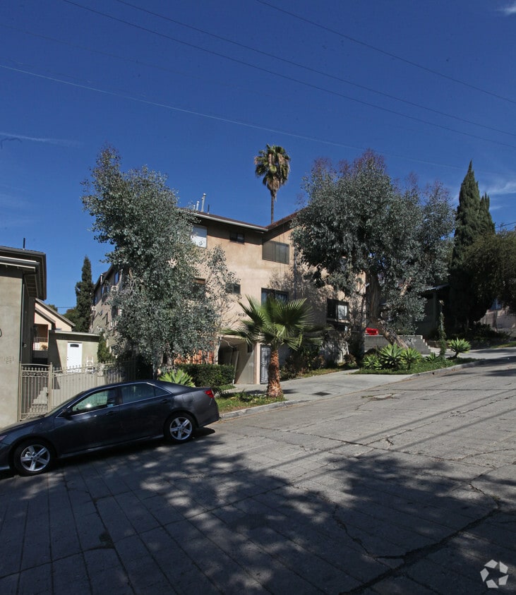 Building Photo - 4023 Sunset Dr