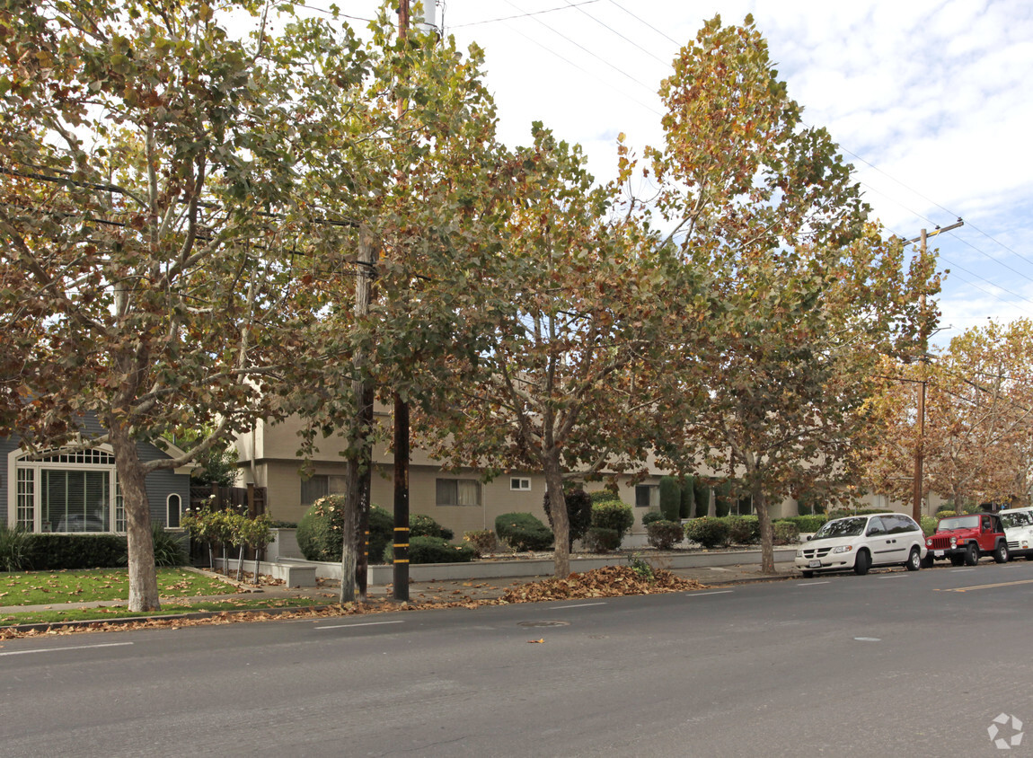 Building Photo - Rose Wood Apartments