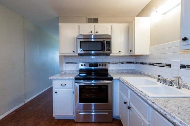 Building Photo - 1304 N Irvington Ave