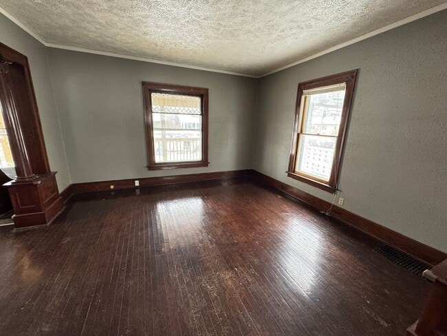 Building Photo - 4 bedroom 1 bath house in Rock Island