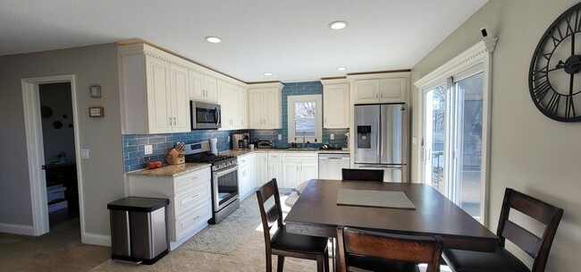 Foto del edificio - Shorewood 4 Bedroom 4 Car Garage