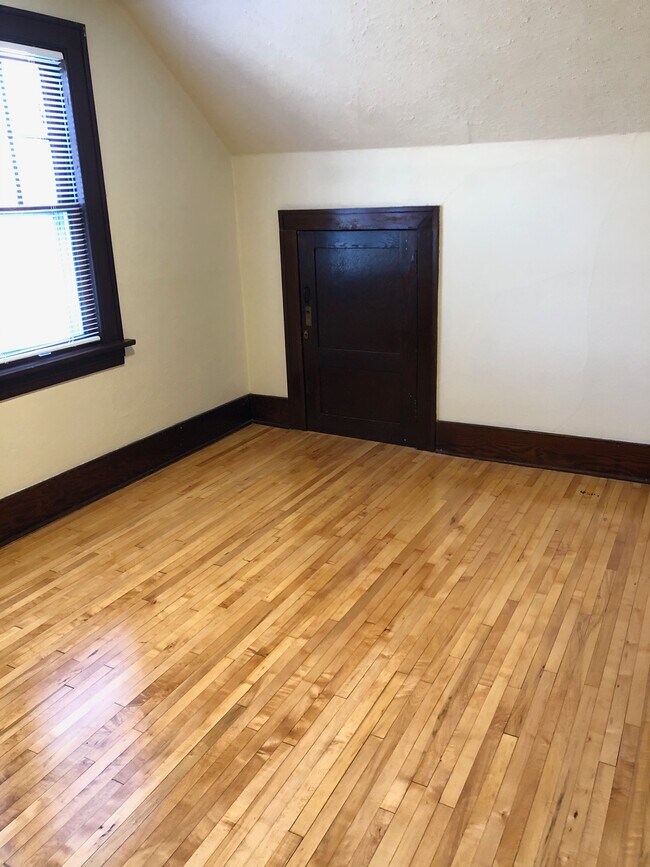Dormitorio 1 en la planta superior - 509 E Vernon Ave