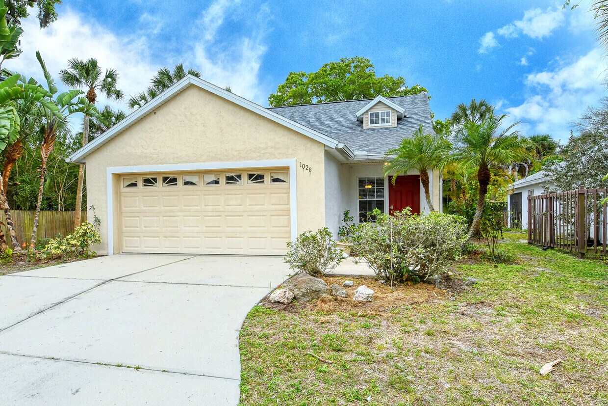 Primary Photo - 1028 Laurel Ave