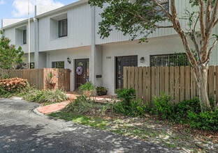 Building Photo - 2108 NE 44th St