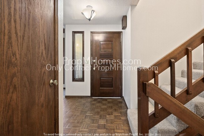 Foto del edificio - Spacious Tri-level Four Bedroom Home On Qu...