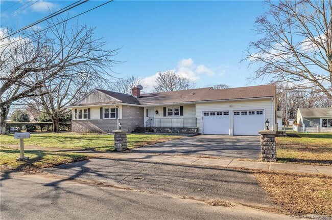 Foto del edificio - 95 Russell Rd