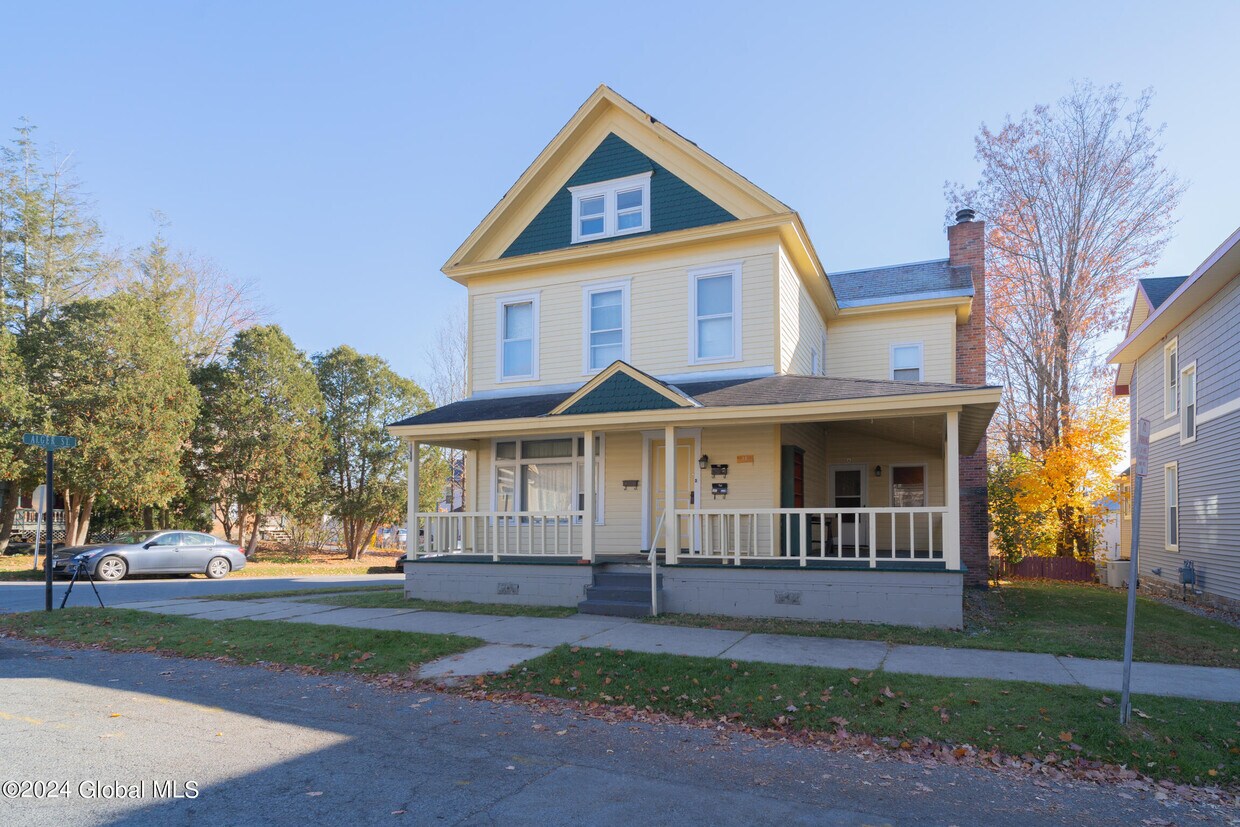 38 State St, Saratoga Springs, NY 12866 Room for Rent in Saratoga Springs, NY