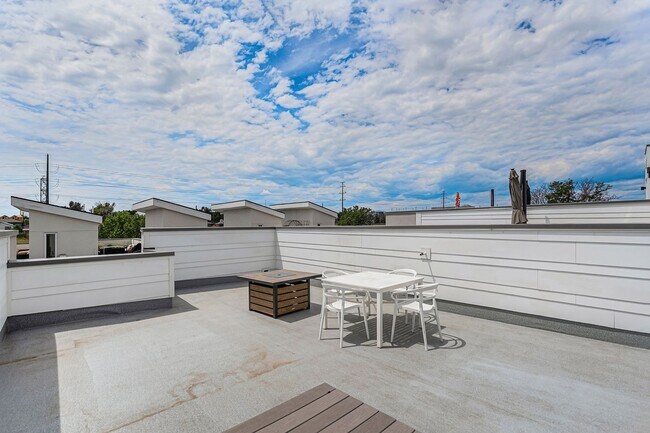 Building Photo - Spacious 3 bedroom home in the heart of Ed...