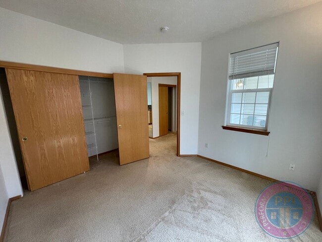 Building Photo - Sunnyside Townhome Close to Restaurants  &...