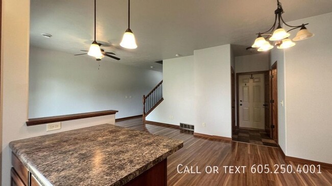 Building Photo - Spacious 3-Bed, 2.5-Bath Townhome with Mod...