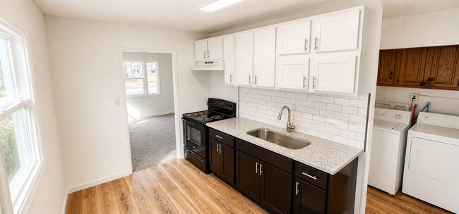 Foto del edificio - Two Bedroom House - Garage and Fenced in yard