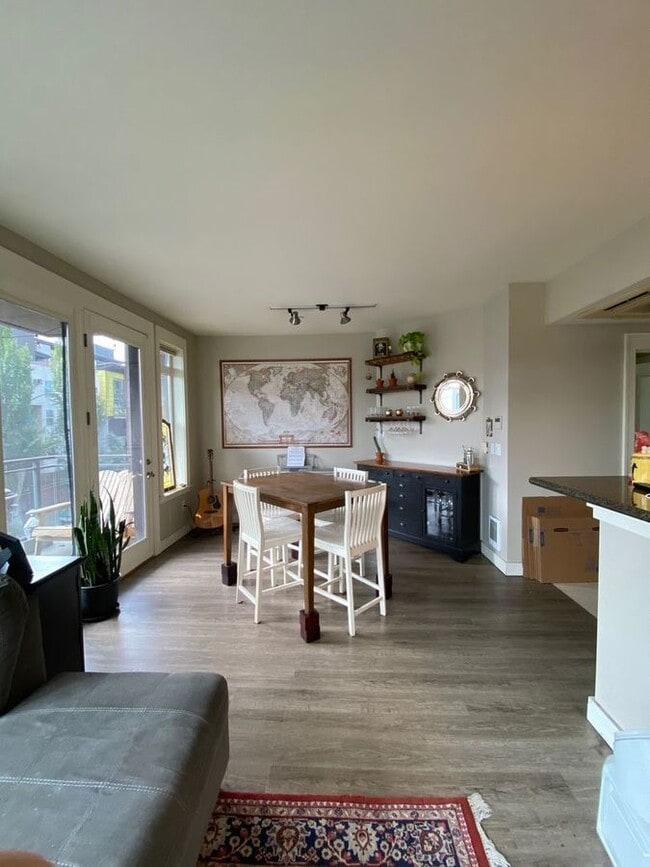 Building Photo - Spacious Eastlake 2bd/2ba Condo! Rest of A...