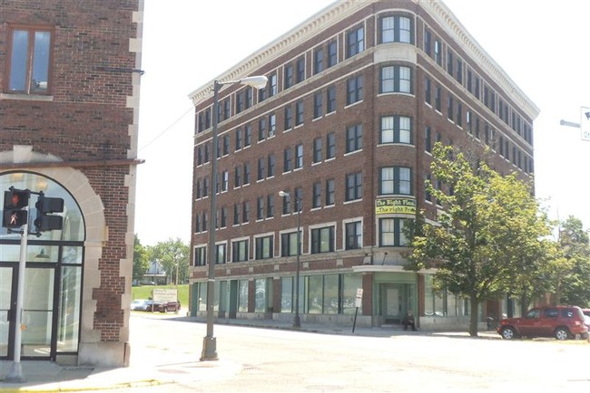Building Photo - 162 Pipestone St