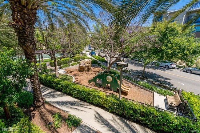 Building Photo - 3 br, 3 bath Townhome - 21 Soho