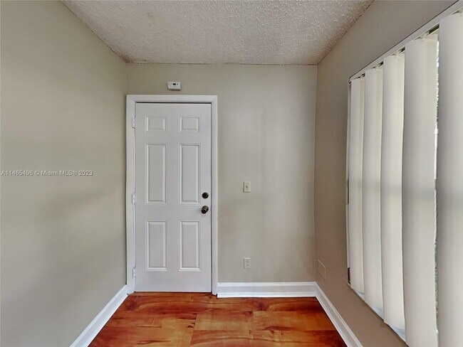 Foto del edificio - 8931 Lake Park Cir N