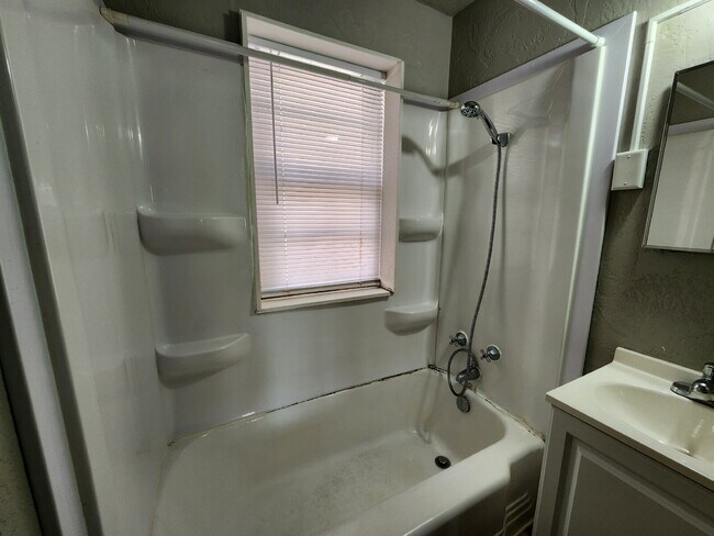 Building Photo - Ground Level Apartment in Neenah! Heat & Water Included