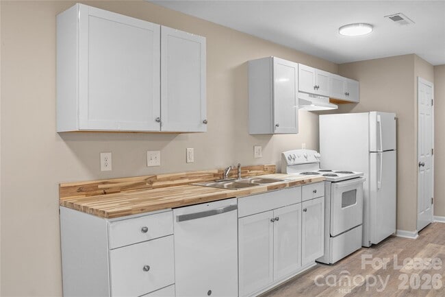 Building Photo - 300 E Gold St