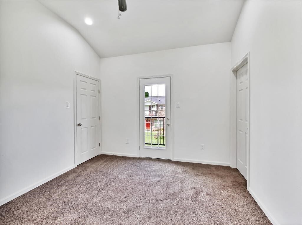 Foto del edificio - 211 Fairfax Ln
