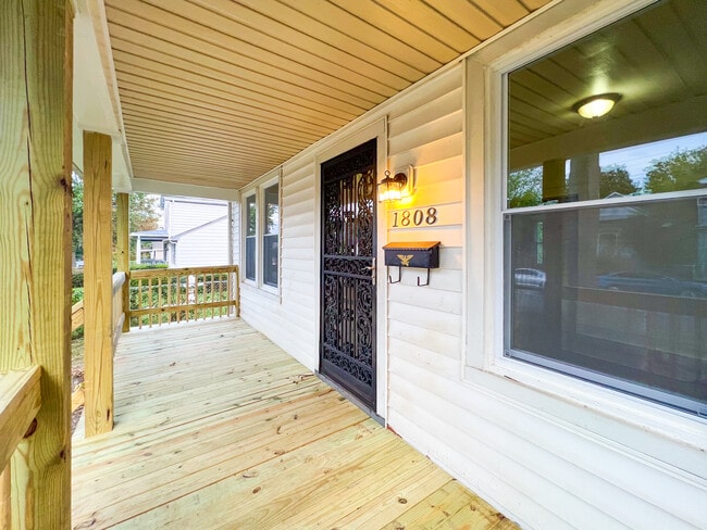 Building Photo - 1808 Fairfax Ave