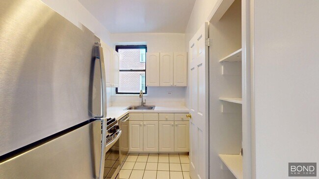 Foto del edificio - 305 W 45th St