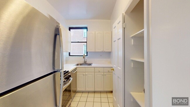 Building Photo - 305 W 45th St