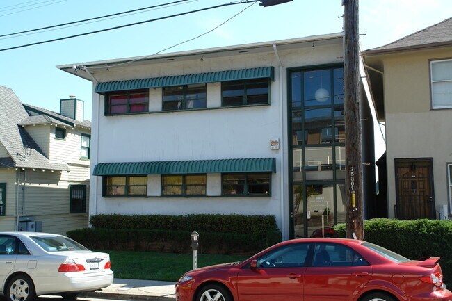 Building Photo - 2832 Summit St