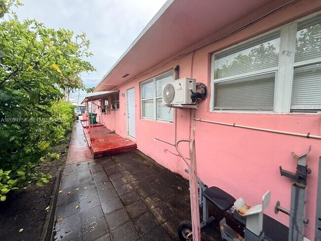 Building Photo - 3070 NW 20th St