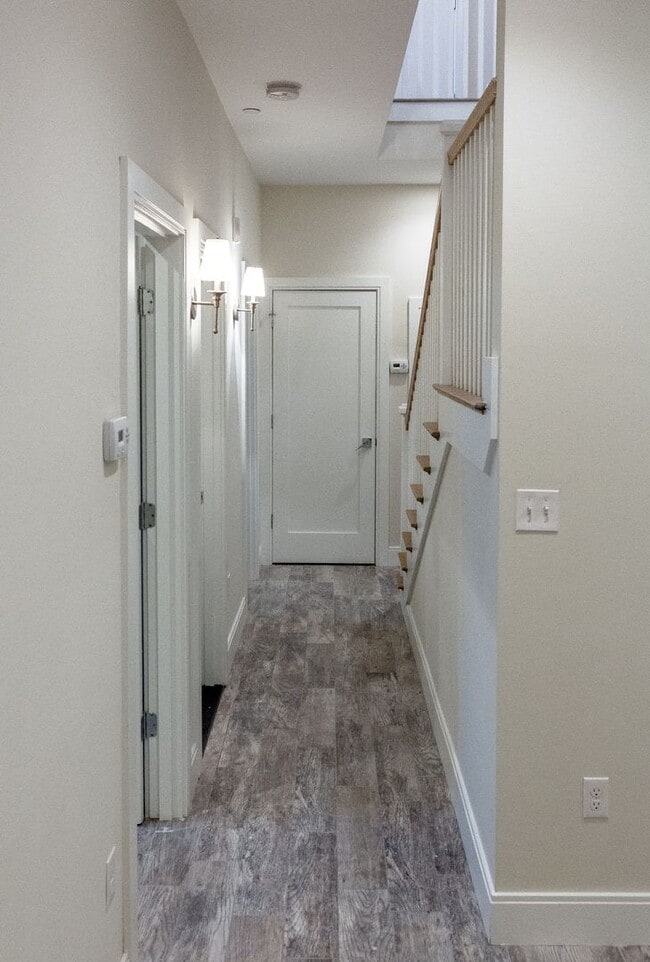 Foto del edificio - Renovated, Modern Split-Level Apartment – 2 Bed | 1.5 Bath | 1,088 Sq Ft