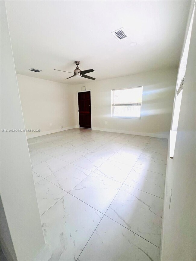 Foto del edificio - 425 Opa-Locka Blvd
